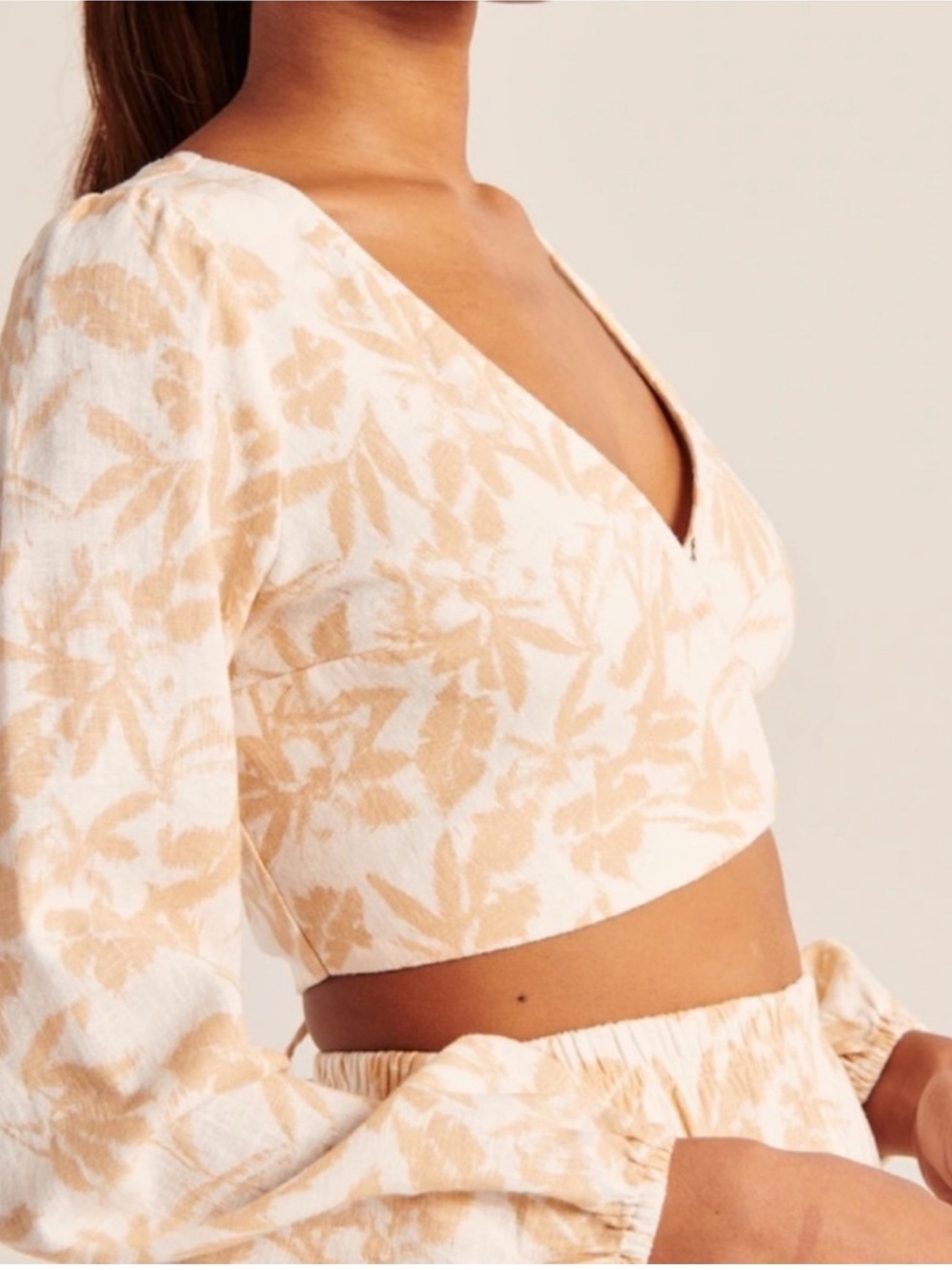 Abercrombie & Fitch Tropical Floral Woven Crop Long Sleeve Shirt Tan Medium